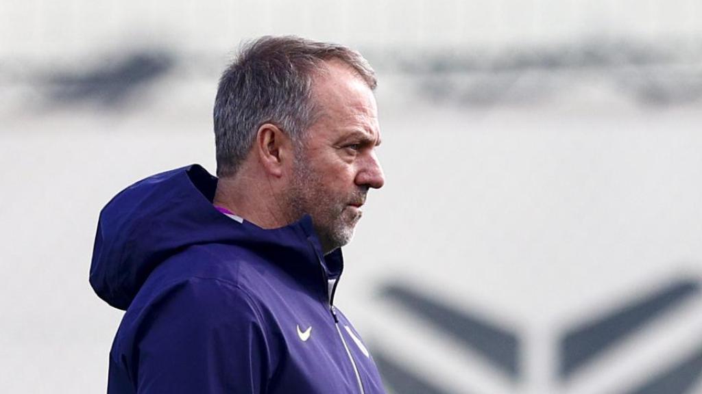 Hansi Flick dirigeix la sessió del Barça abans del partit davant el Mallorca