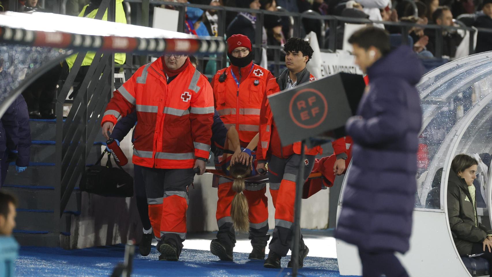 Los servicios médicos retiran a Laia Aleixandri en camilla del clásico Real Madrid-Barça Femenino