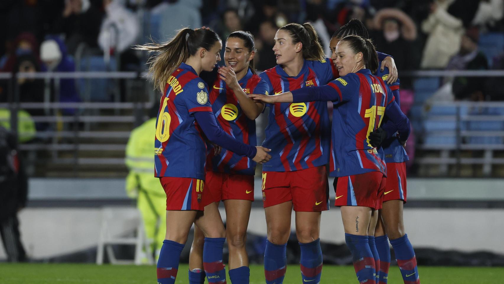 Clara Serrajordi, Kika Nazareth, Alexia Putellas y Salma Paralluelo celebran un gol de Ewa Pajor en el clásico Real Madrid-Barça Femenino