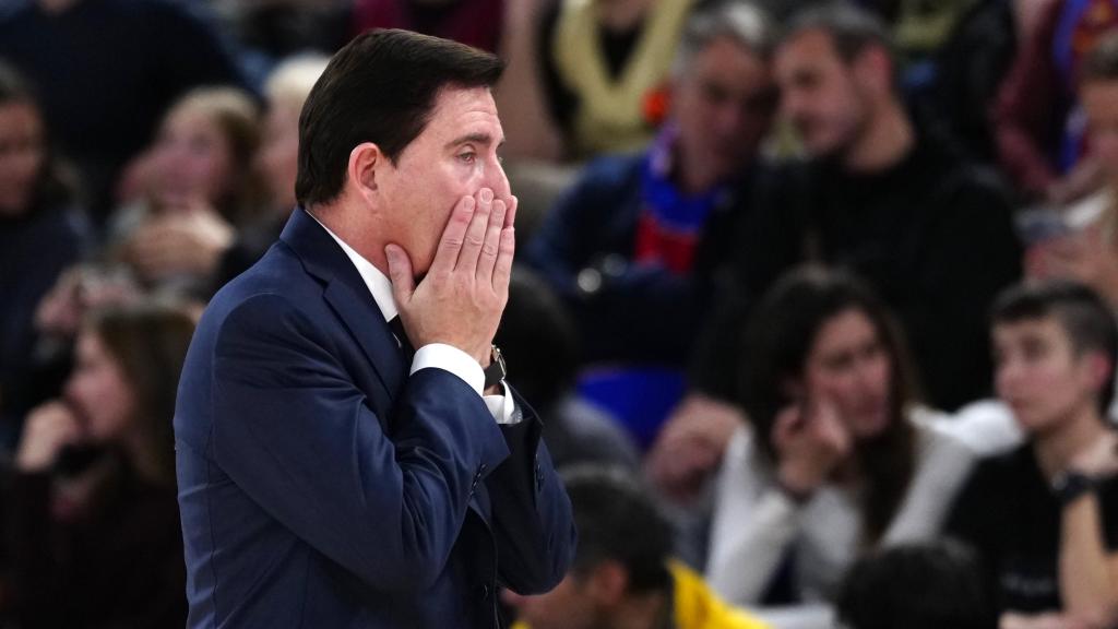 Xavi Pascual, preocupado en un partido del Barça de basket