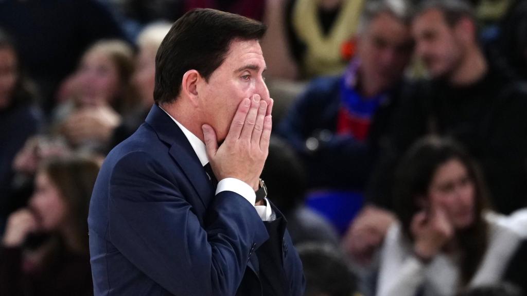Xavi Pascual, preocupado en un partido del Barça de basket