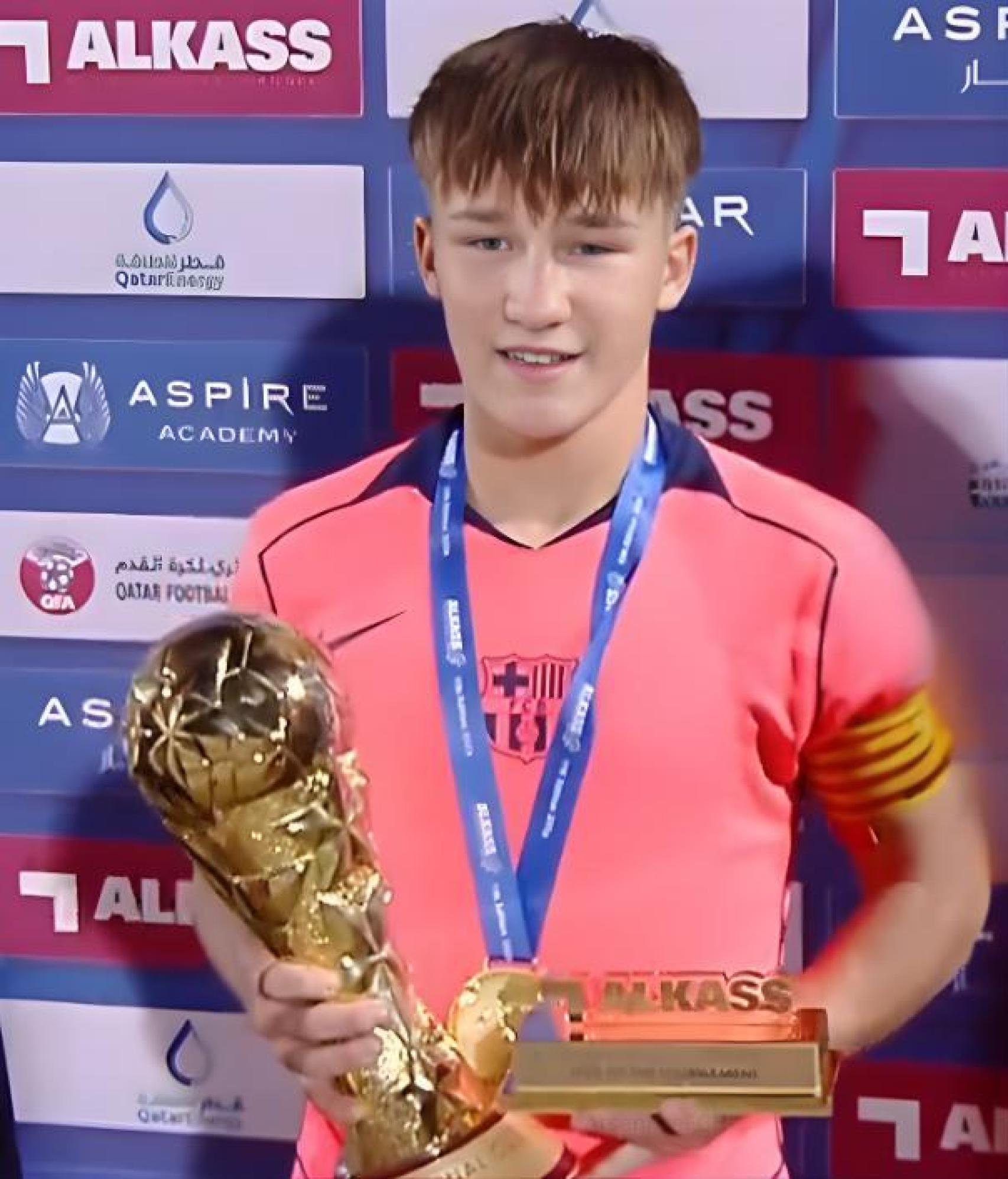 Hugo Garcés, amb el premi MVP del torneig Alkass U-17 International Cup