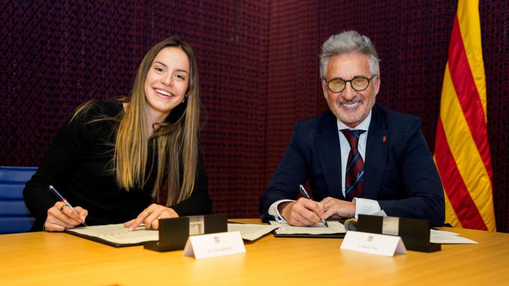 Clara Serrajordi signa la seva renovació amb el Barça Femení fins al 2028 al costat de Xavi Puig, directiu responsable de la secció