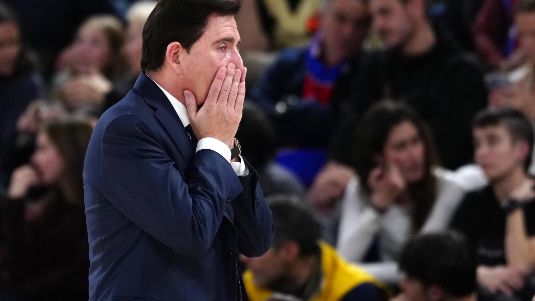 Xavi Pascual, preocupado en un partido del Barça de basket