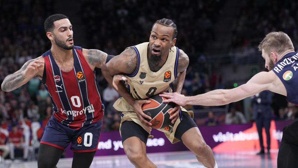 Kevin Punter, defensat per Markus Howard en el Baskonia-Barça de bàsquet de l'Eurolliga