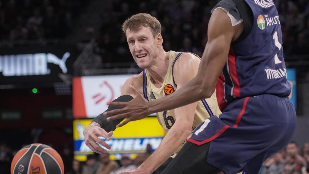 Jan Vesely passa la pilota en el Baskonia-Barça de bàsquet de l'Eurolliga