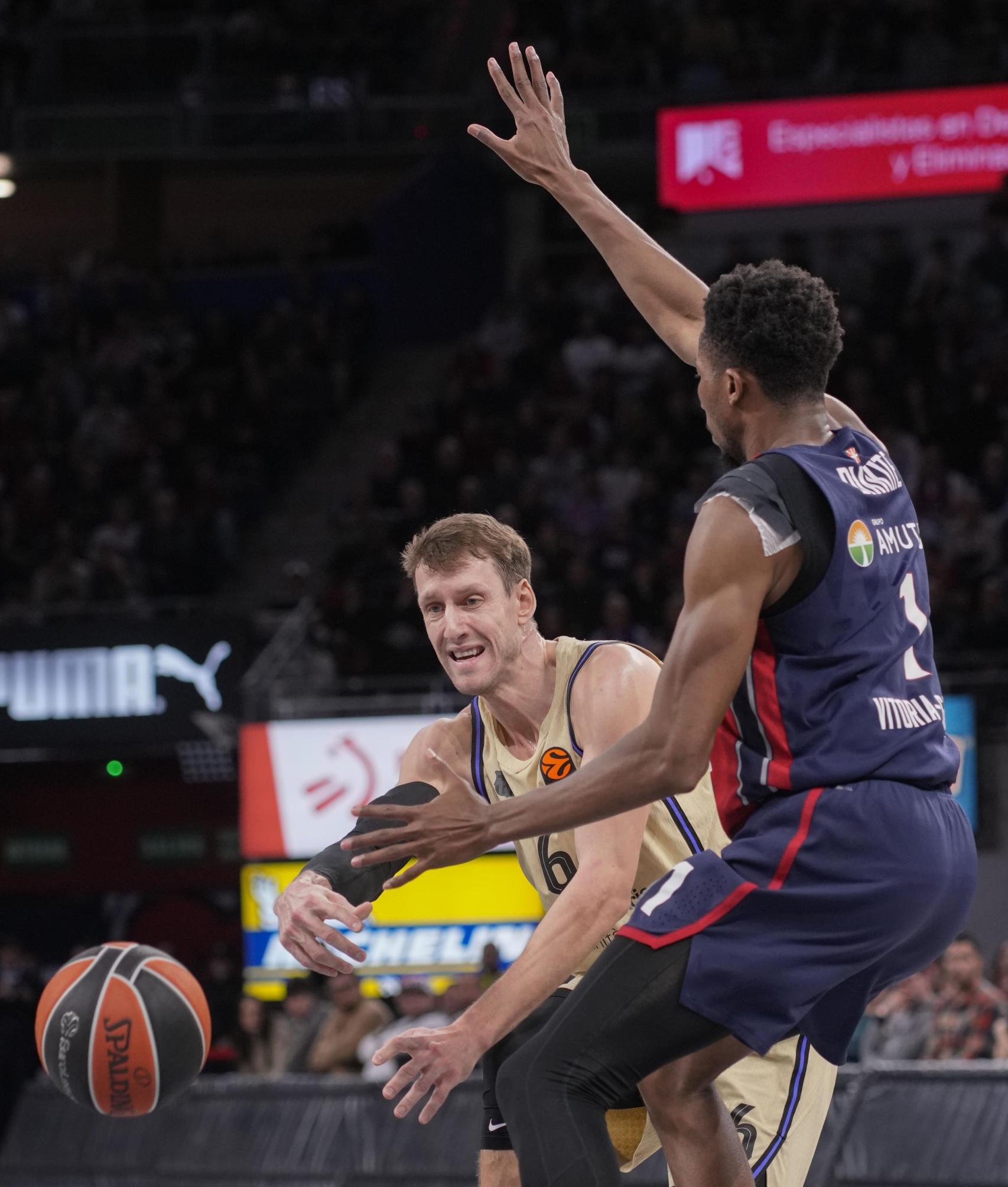 Jan Vesely passa la pilota al Baskonia-Barça de bàsquet de l'Eurolliga