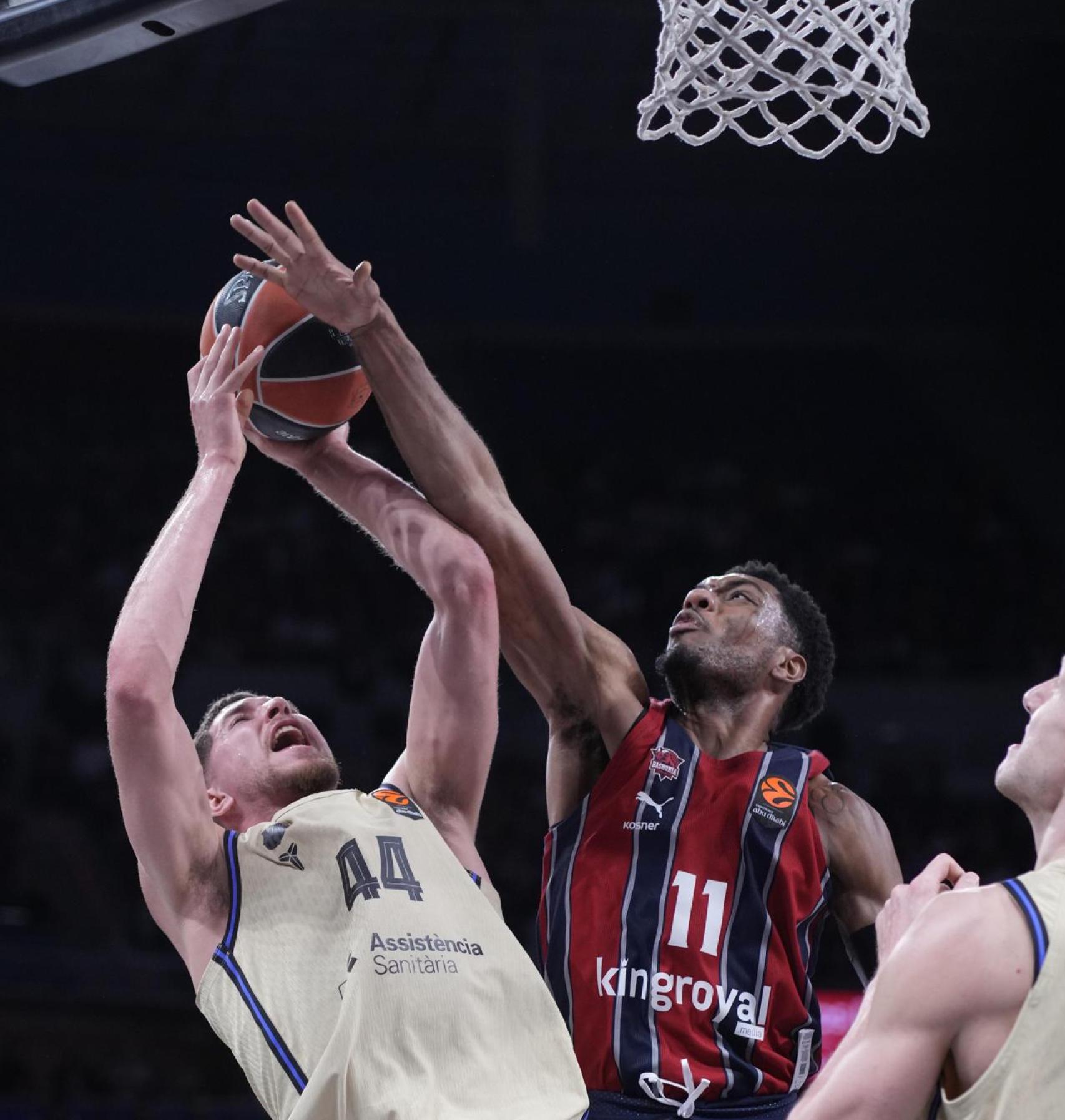 Joel Parra tira a cistella en el Baskonia-Barça de bàsquet de l'Eurolliga