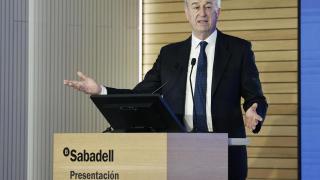 El consejero delegado del Banco Sabadell, César González-Bueno, durante la rueda de prensa ofrecida este viernes para presentar los resultados de 2025