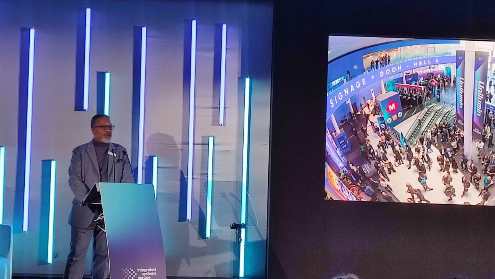 El director general de la feria audiovisual Integrated Systems Europe (ISE), Michael Blackman, en uno de los salones del evento