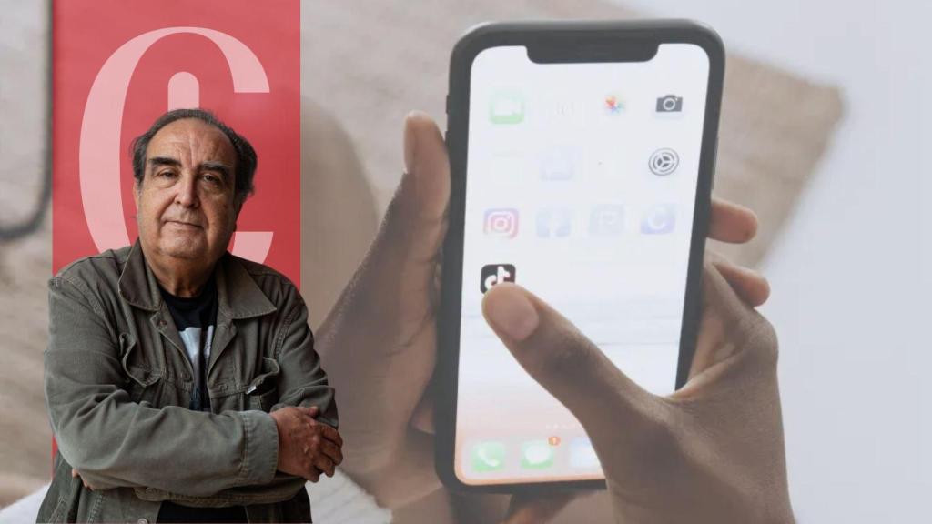 Una menor consulta sus redes sociales en el móvil