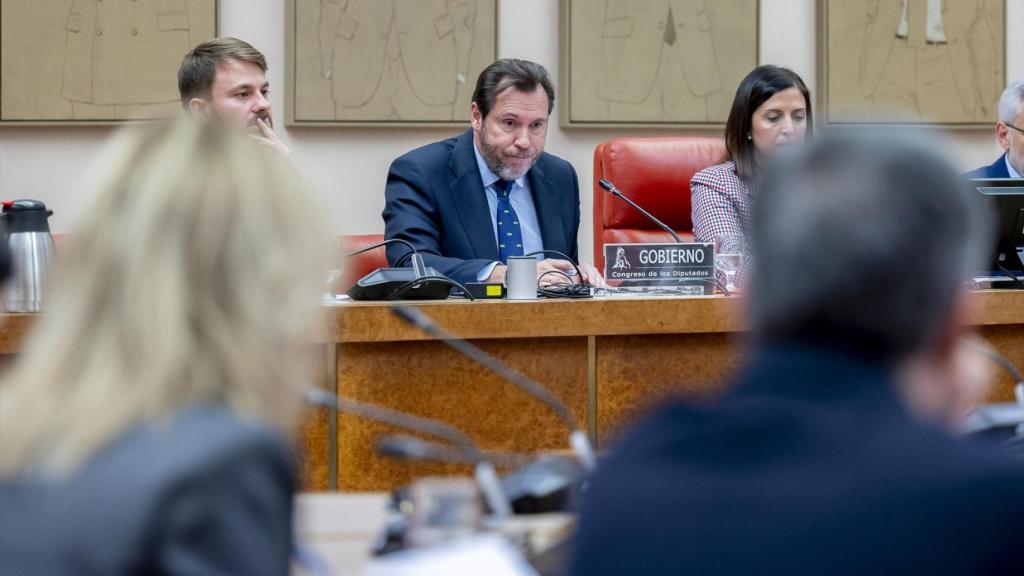 El ministro de Transportes y Movilidad Sostenible, Óscar Puente (c), comparece ante la Comisión de Transportes y Movilidad Sostenible, en el Congreso de los Diputados, a 3 de febrero de 2026