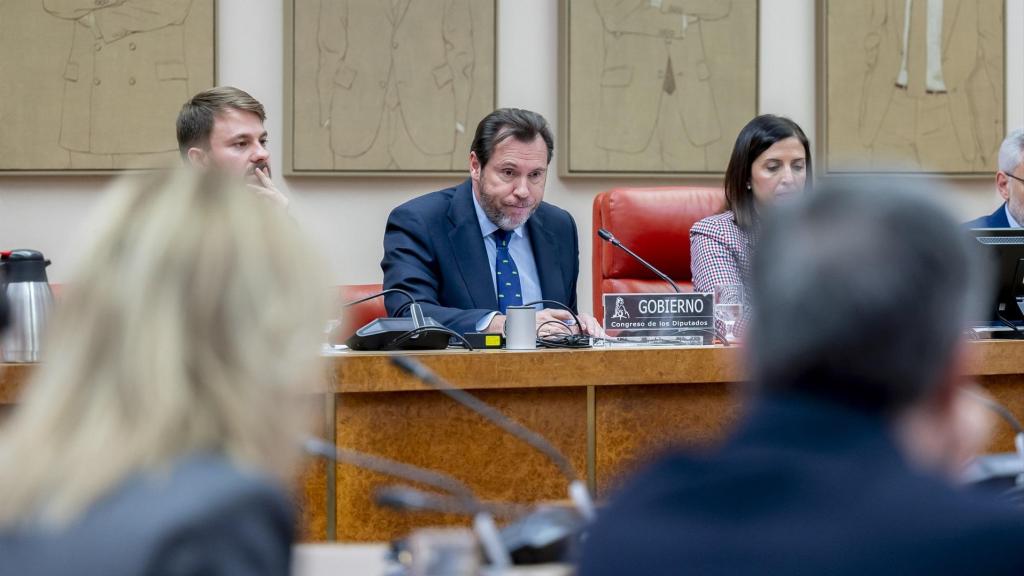 El ministro de Transportes y Movilidad Sostenible, Óscar Puente (c), comparece ante la Comisión de Transportes y Movilidad Sostenible, en el Congreso de los Diputados, a 3 de febrero de 2026