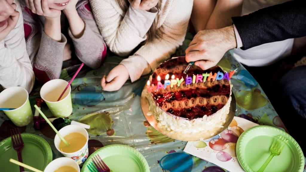 Encendido de un pastel de cumpleaños