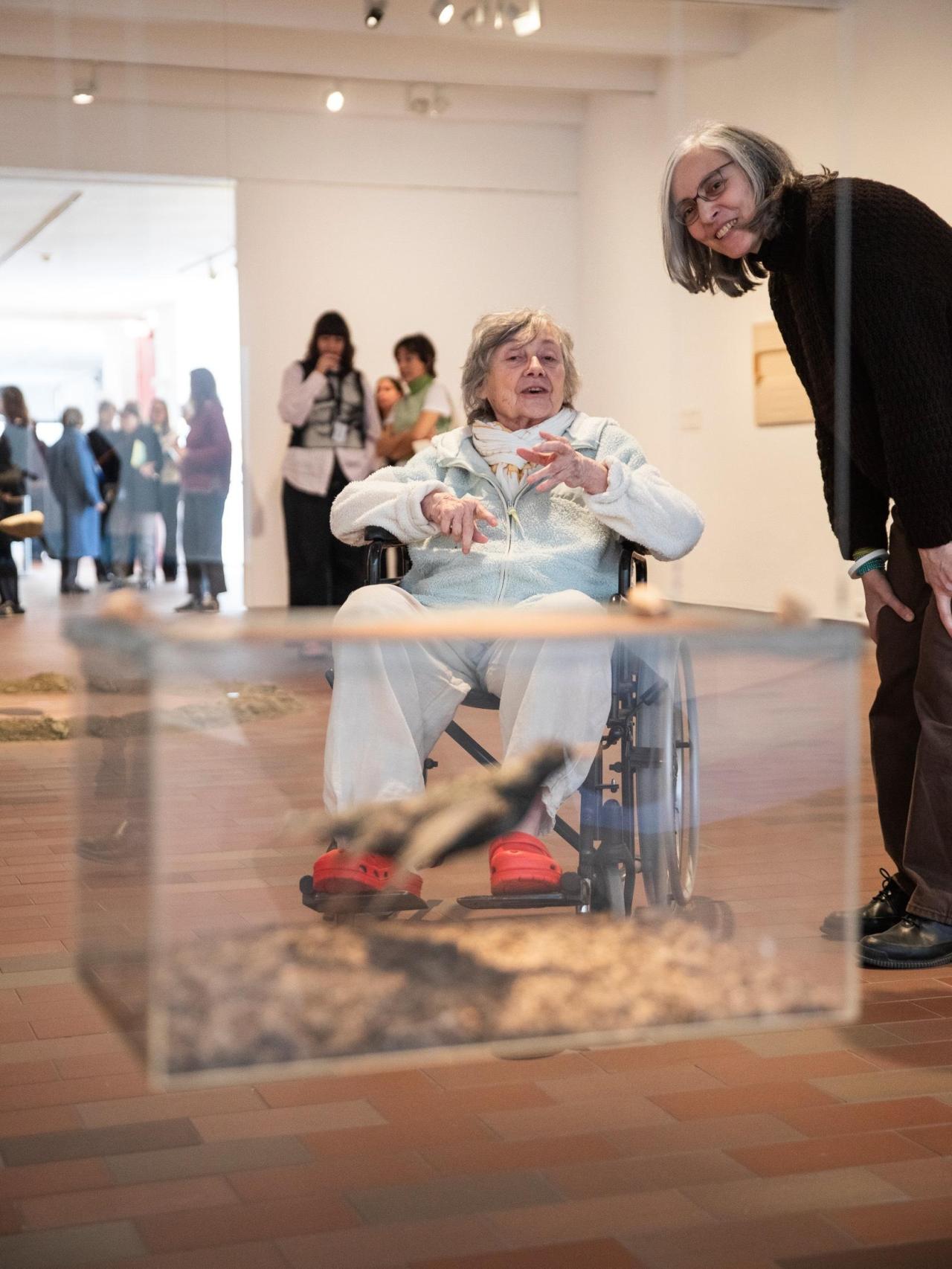 Fina Miralles i Martina Millà en un museu