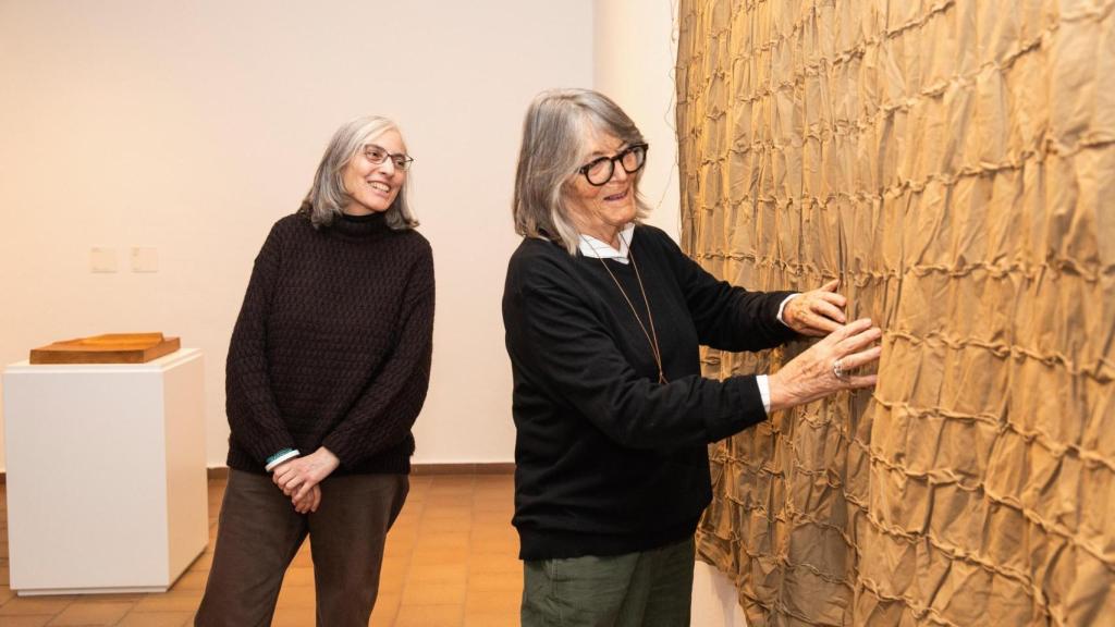 Martina Millà, cap d'exposicions de la fundació Joan Miró  juntament amb l'artista Susana Solano
