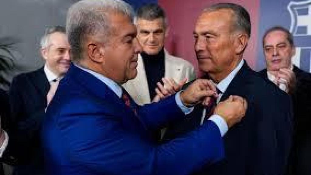 Laporta escenifica la entrega del mando del Barça a Rafa Yuste al ponerle la medalla del club
