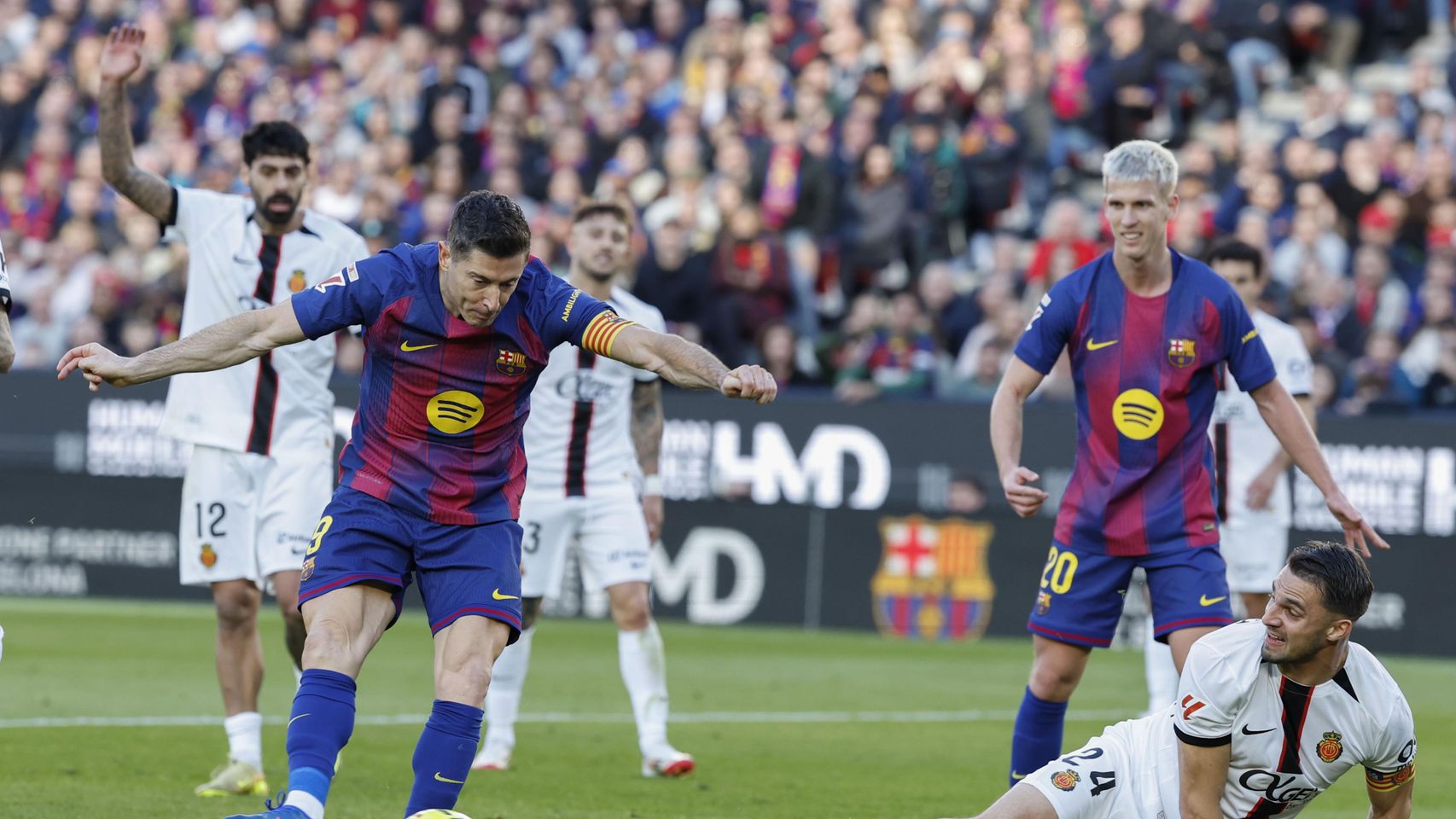 Robert Lewandowski marca un gol en el Barça-Mallorca
