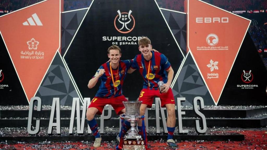 Tommy Marqués posa amb el seu ídol Frenkie de Jong després de conquerir la Supercopa