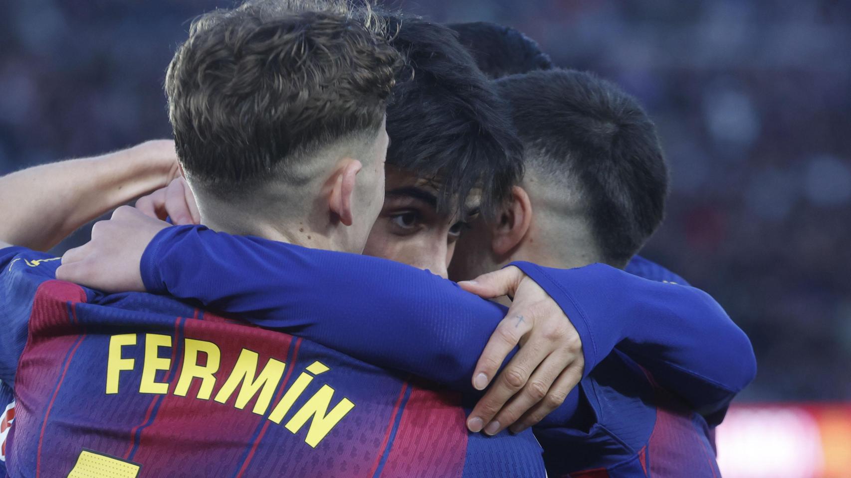 Los jugadores del Barça abrazan a Marc Bernal tras su gol en el Barça-Mallorca