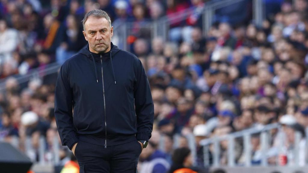 Hansi Flick, preocupado, en el Barça-Mallorca