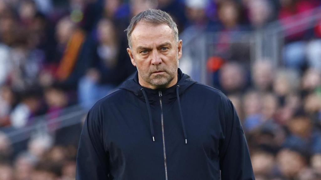 Hansi Flick, preocupado, en el Barça-Mallorca