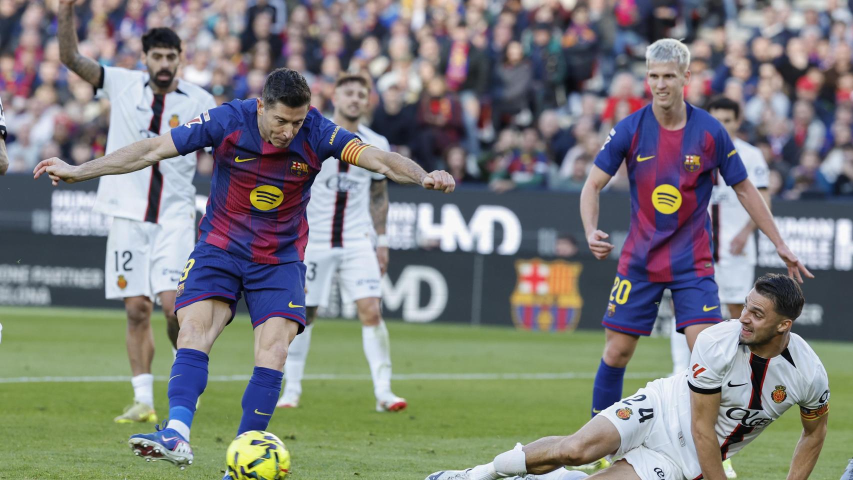 Robert Lewandowski marca un gol en el Barça-Mallorca