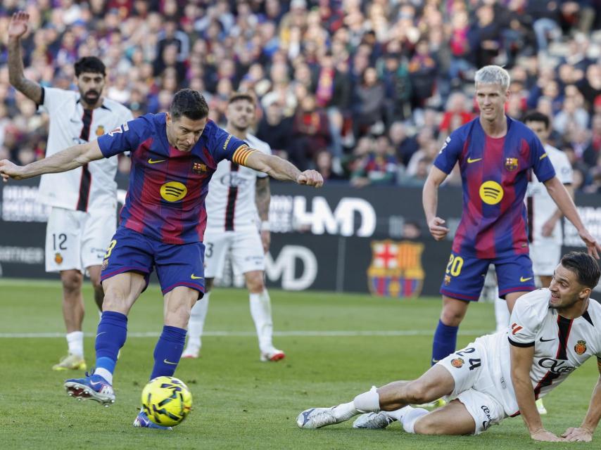 Robert Lewandowski marca un gol en el Barça-Mallorca