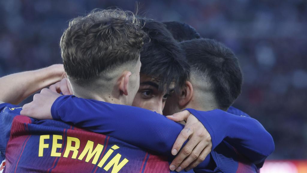 Los jugadores del Barça abrazan a Marc Bernal tras su gol en el Barça-Mallorca