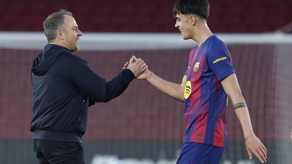 Hansi Flick felicita a Marc Bernal tras marcar su gol