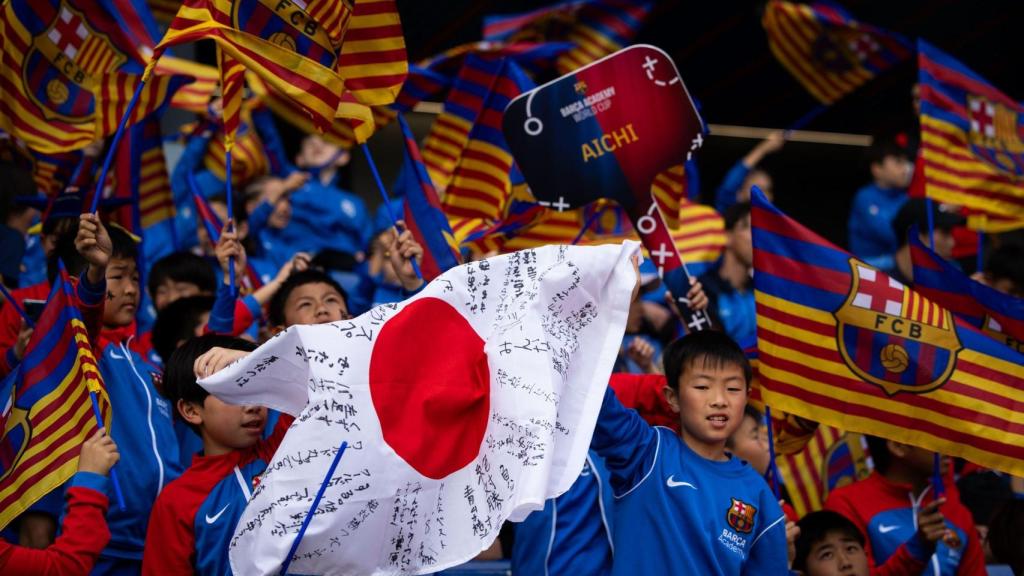 Niños participantes de la Barça Academy World Cup 2025, durante la ceremonia de inauguración en el Estadi Johan Cruyff