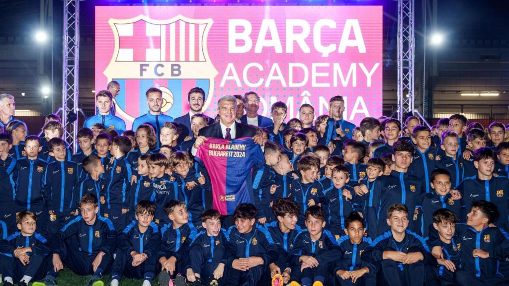 El presidente del Barça, Joan Laporta, en la inauguración de la Barça Academy Bucarest, en Rumanía