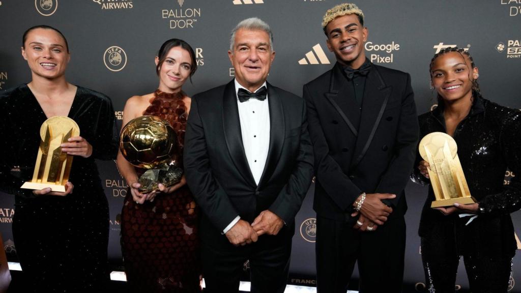 Joan Laporta, junto a Ewa Pajor, Aitana Bonmatí, Lamine Yamal y Vicky López, en la gala del Balón de Oro 2025