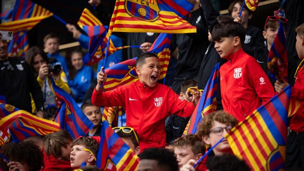 Participants de la Barça Academy World Cup 2025, a la cerimònia d'obertura a l'Estadi Johan Cruyff