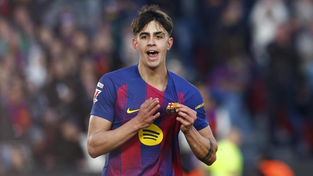 Marc Bernal celebra eufórico su primer gol con el Barça