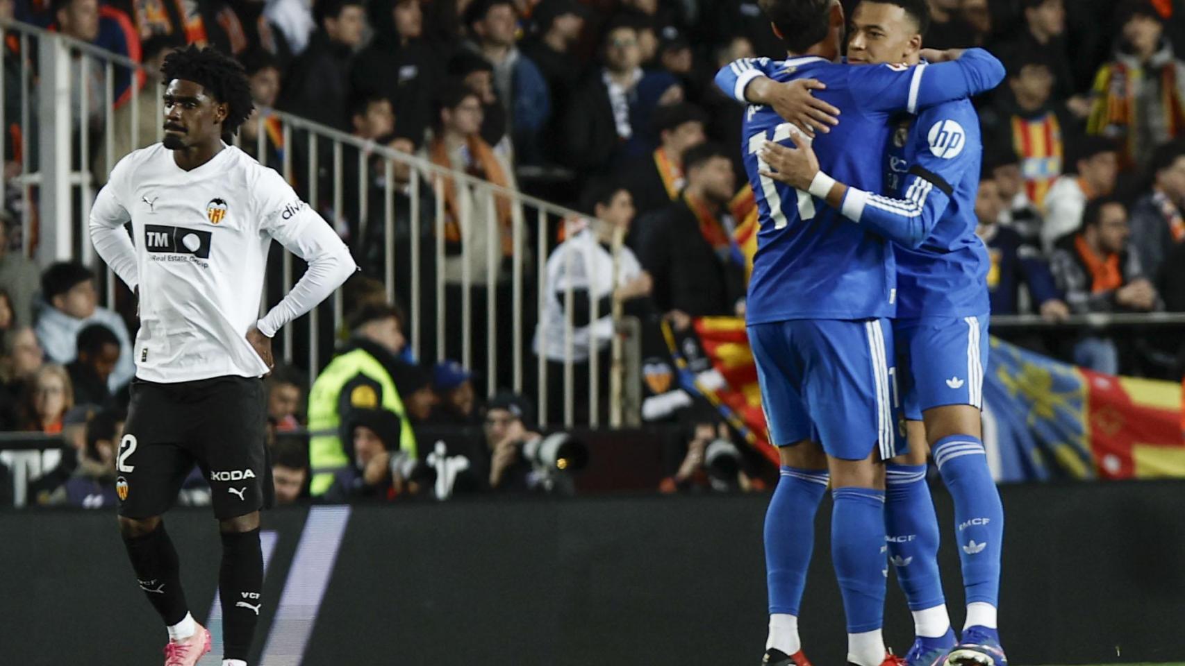 Kylian Mbappé celebra su gol en el Valencia-Real Madrid con Raúl Asencio