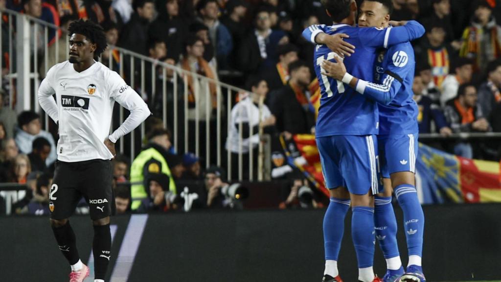 Kylian Mbappé celebra su gol en el Valencia-Real Madrid con Raúl Asencio