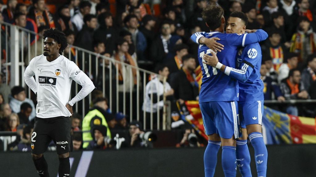 Kylian Mbappé celebra su gol en el Valencia-Real Madrid con Raúl Asencio