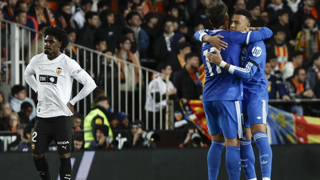 Kylian Mbappé celebra su gol en el Valencia-Real Madrid con Raúl Asencio