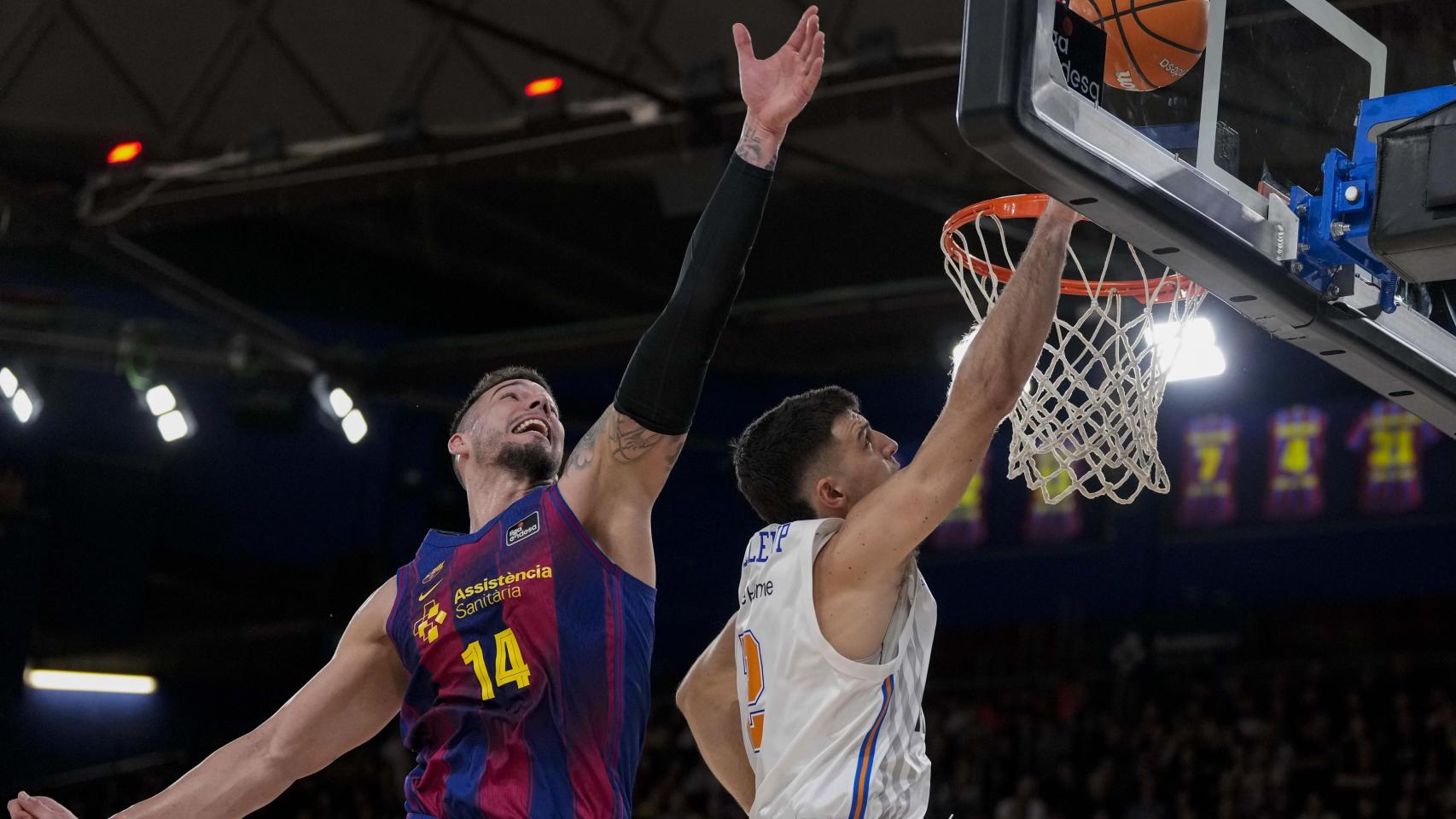 Willy Hernangómez, durante el derbi Barça de basket-Bàsquet Girona