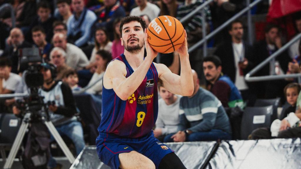 Darío Brizuela llença a cistella en el derbi Barça de bàsquet-Bàsquet Girona