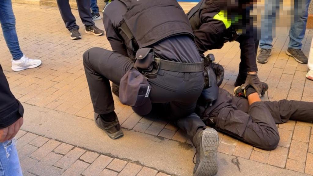 Agentes de la Policía Local durante la detención del joven ladrón