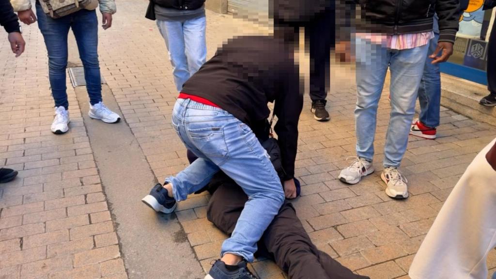 Uno de los vecinos que retuvo al joven