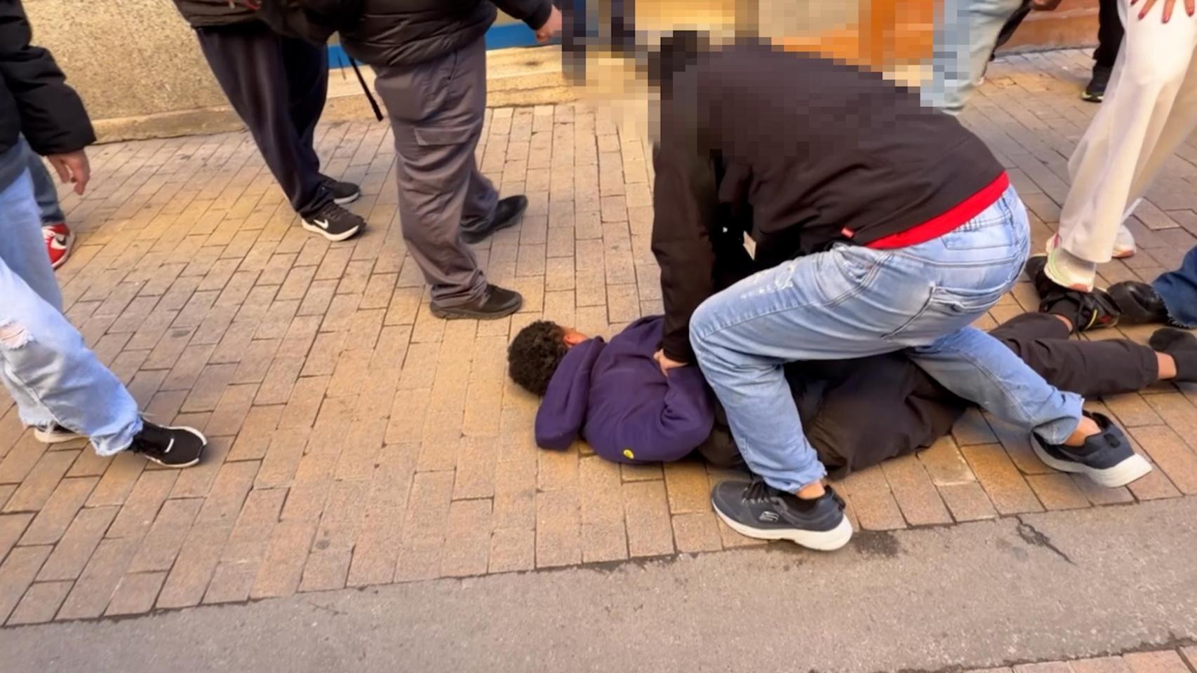 Momento de la detención del joven, tras asaltar a una chica en Montcada i Reixac