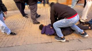 Momento de la detención del joven, tras asaltar a una chica en Montcada i Reixac