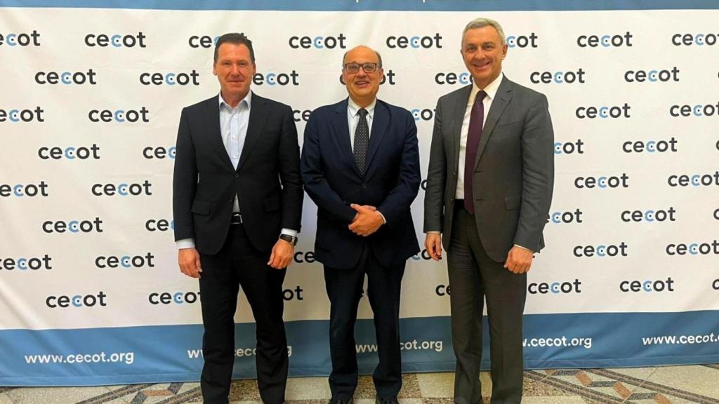 Imagen del encuentro en el que se ha renovado la colaboración entre Cecot y BBVA