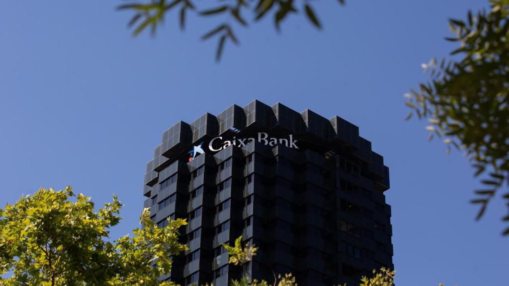 Fachada de la sede de CaixaBank en la Avenida Diagonal de Barcelona