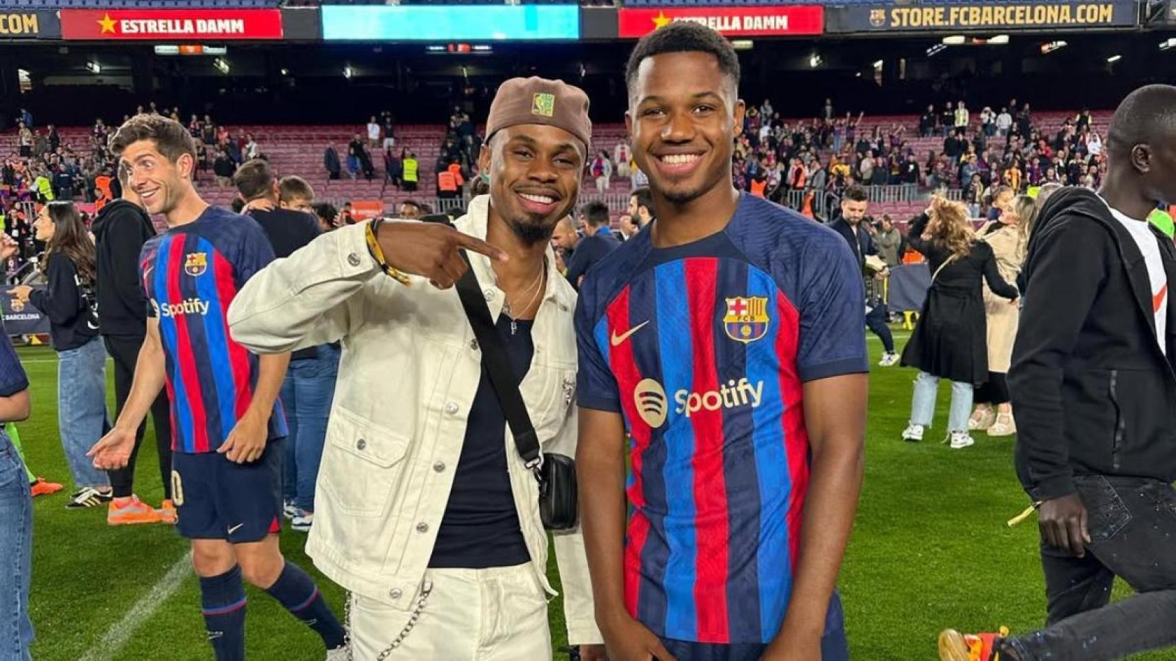 Ansu Fati, con su hermano 'Fatinho Jr' en la celebración de la conquista de la Liga 2022-23