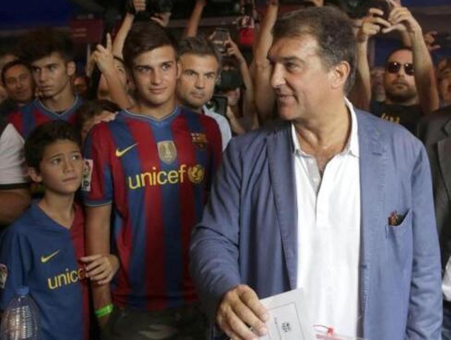 Joan Laporta vota en las elecciones a la presidencia del Barça en 2015