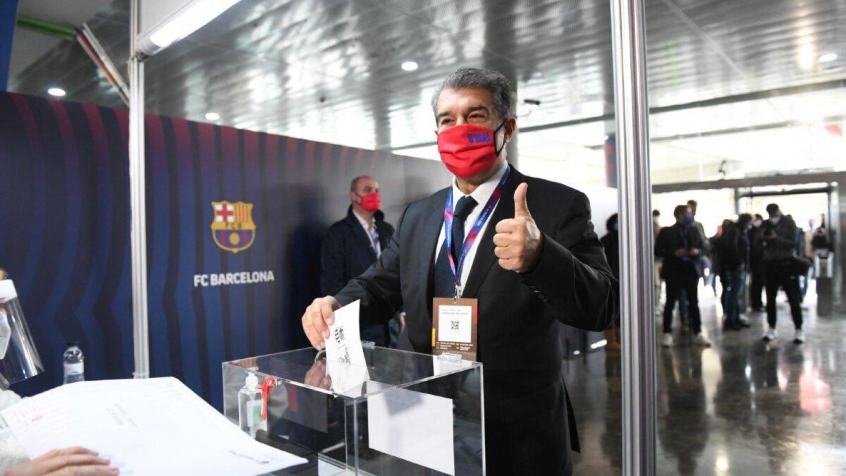 Joan Laporta deposita su voto en 2021